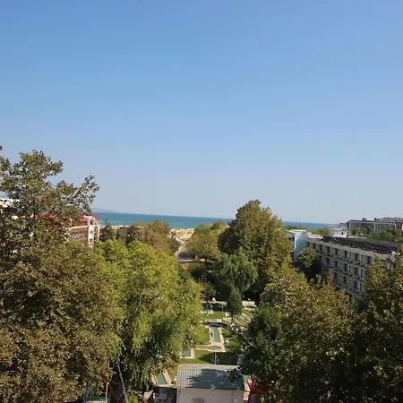 Menada In Sunny Napospart